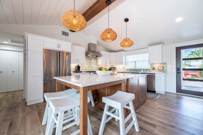 Kjøleskap, mikrobølgeovn, ovn og kokeplater