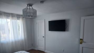 3 bedrooms, desk, iron/ironing board, travel crib