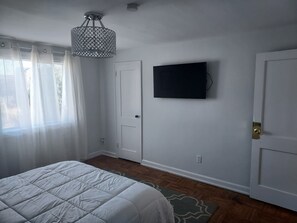 3 bedrooms, desk, iron/ironing board, travel cot