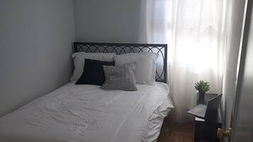 3 bedrooms, desk, iron/ironing board, travel crib