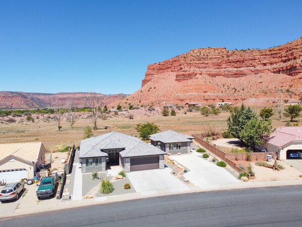 Exterior - Home in Kanab w/private Hot Tub. Near Zion & Bryce (Kanab)