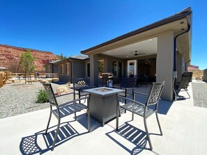Outdoor dining - Home in Kanab w/private Hot Tub. Near Zion & Bryce (Kanab)