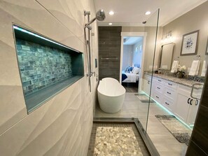 Baignoire, séchoir à cheveux, serviettes fournies, shampooing