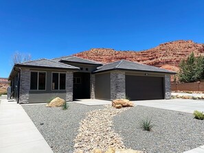 Exterior - Home in Kanab w/private Hot Tub. Near Zion & Bryce (Kanab)