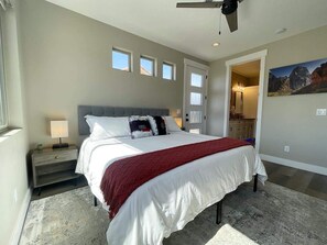 3 bedrooms, desk, iron/ironing board, travel crib - Home in Kanab w/private Hot Tub. Near Zion & Bryce (Kanab)