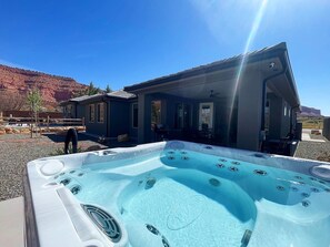 Outdoor spa tub - Home in Kanab w/private Hot Tub. Near Zion & Bryce (Kanab)