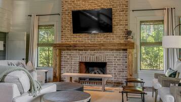 Smart TV, fireplace