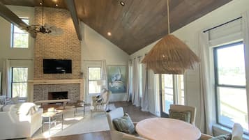 Smart TV, fireplace