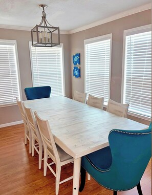 Dining - Adorable Beach house--2min walk to Beach!🏝 (Crystal Beach)