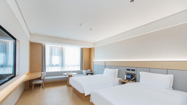 A hotel room with two beds, a desk, a chair, and a window. - Ji Hotel (government Shop, Ouhai District, Wenzhou (Wenzhou)