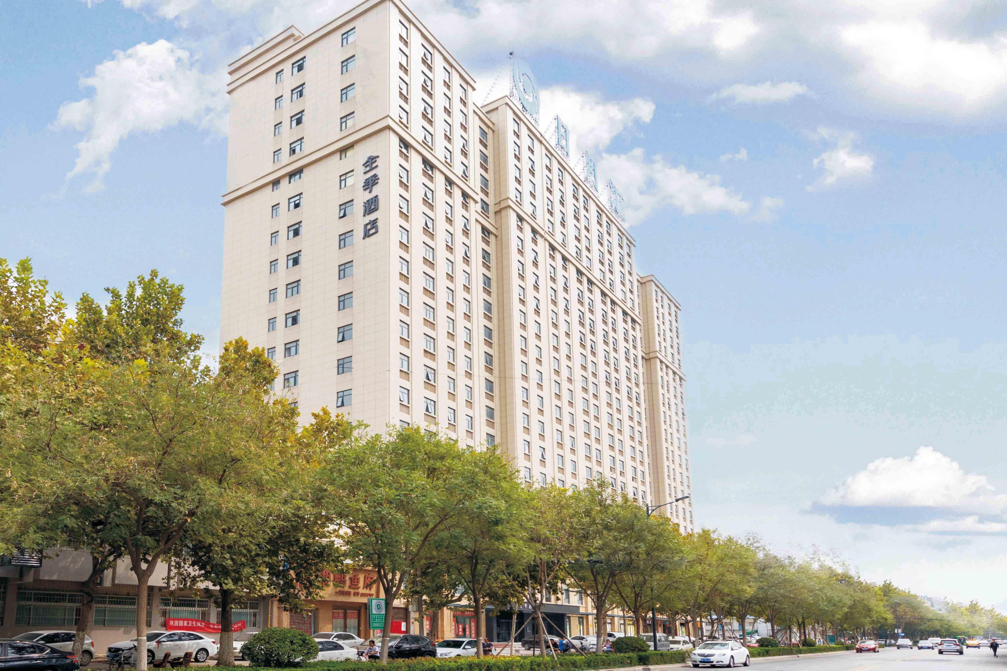 Un hôtel de grande hauteur, avec de nombreux étages, une entrée imposante et une vue dégagée sur l’environnement urbain environnant.