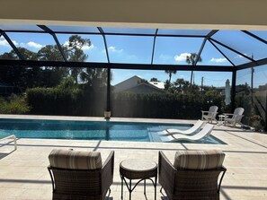 Alberca al aire libre y alberca climatizada