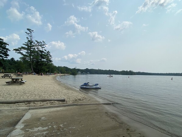 Beach nearby, sun loungers, beach towels