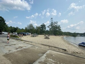 Plage à proximité, chaises longues, serviettes de plage