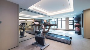 A modern gym with treadmills, elliptical machines, and exercise balls. - Ji Hotel (future Road Store, Convention & Exhibiti (Zhengzhou)