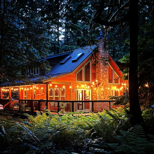 Mt. Baker Cabin in Snowline - Glacier WA. NEW hot tub and cabin is dog friendly!