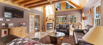Beautiful Black Hills 4 Bedroom Vacation Home W/ Hot Tub on Deer Mountain, Lead