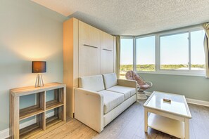 TV, tavolo da ping pong, libri, studio