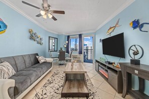 Tv, eldstad och kontor