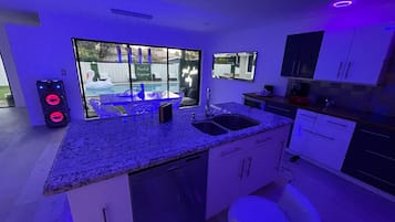 Geladeira, micro-ondas, fogão, cooktop