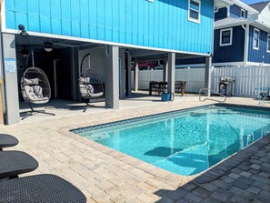 Una piscina al aire libre, una piscina climatizada