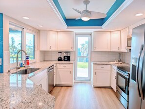 Køleskab, mikrobølgeovn, ovn, kogeplade