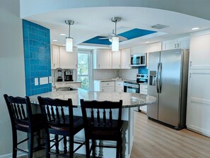 Kjøleskap, mikrobølgeovn, ovn og kokeplater