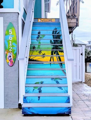 Exterior detail - Oceanview Oasis · Heated Pool · Beach Gear · Screened Porch · Grill · Games (Fort Myers Beach)