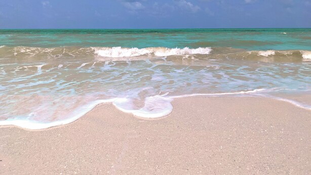 A beach with clear turquoise water and gentle waves. - Oceanview Oasis⁘Private Heated Pool⁘Grill⁘Screened Porch⁘Beach Gear⁘Games (Fort Myers Beach)
