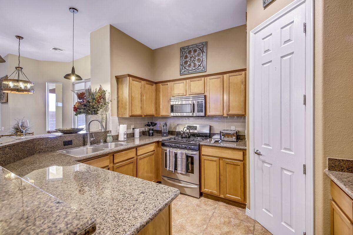 Palm Luxury Villa w/hot tub, private pool, putting green, remote work