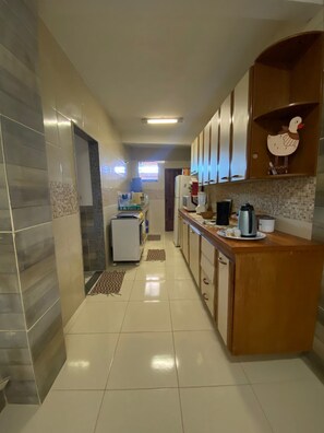 Frigorifero, microonde, piano cottura, macchina per tè/caffè