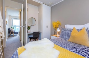 1 habitación, escritorio, tabla de planchar con plancha y wifi gratis 