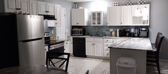 2 Bedroom, 3 beds, Near Beach, Shopping, Work Remote, Fenced, Pets ok.