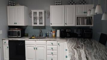 Een koelkast, een magnetron, een oven, een kookplaat