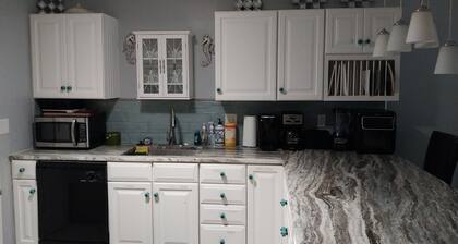 Short Term Housing or Vacation, Near Beach, Food & Shopping, Fenced, Pet Welcome