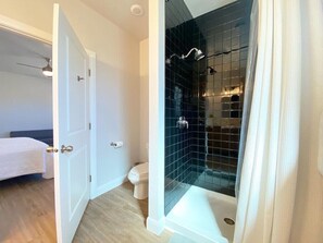 A modern bathroom with a glass-enclosed shower, a toilet, and a bathtub. - Stylish Family Home in Kanab just 40 Mins to Zion National Park! (Kanab)