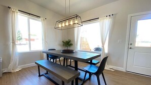Comedor con mesa de madera, bancos y sillas.
