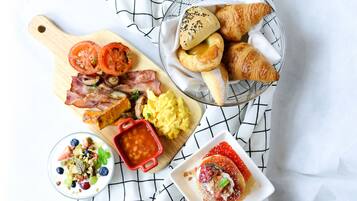 Daily buffet breakfast (CNY 100 per person)