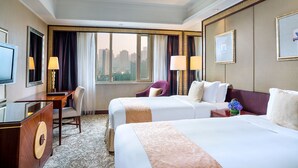 A hotel room with two beds, a desk, a chair, and a TV. - Chengdu Taihe International Hotel (Chengdu)