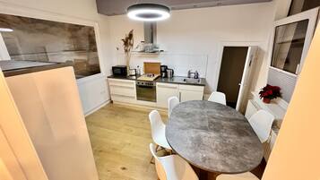 Kühlschrank, Mikrowelle, Ofen, Herdplatte