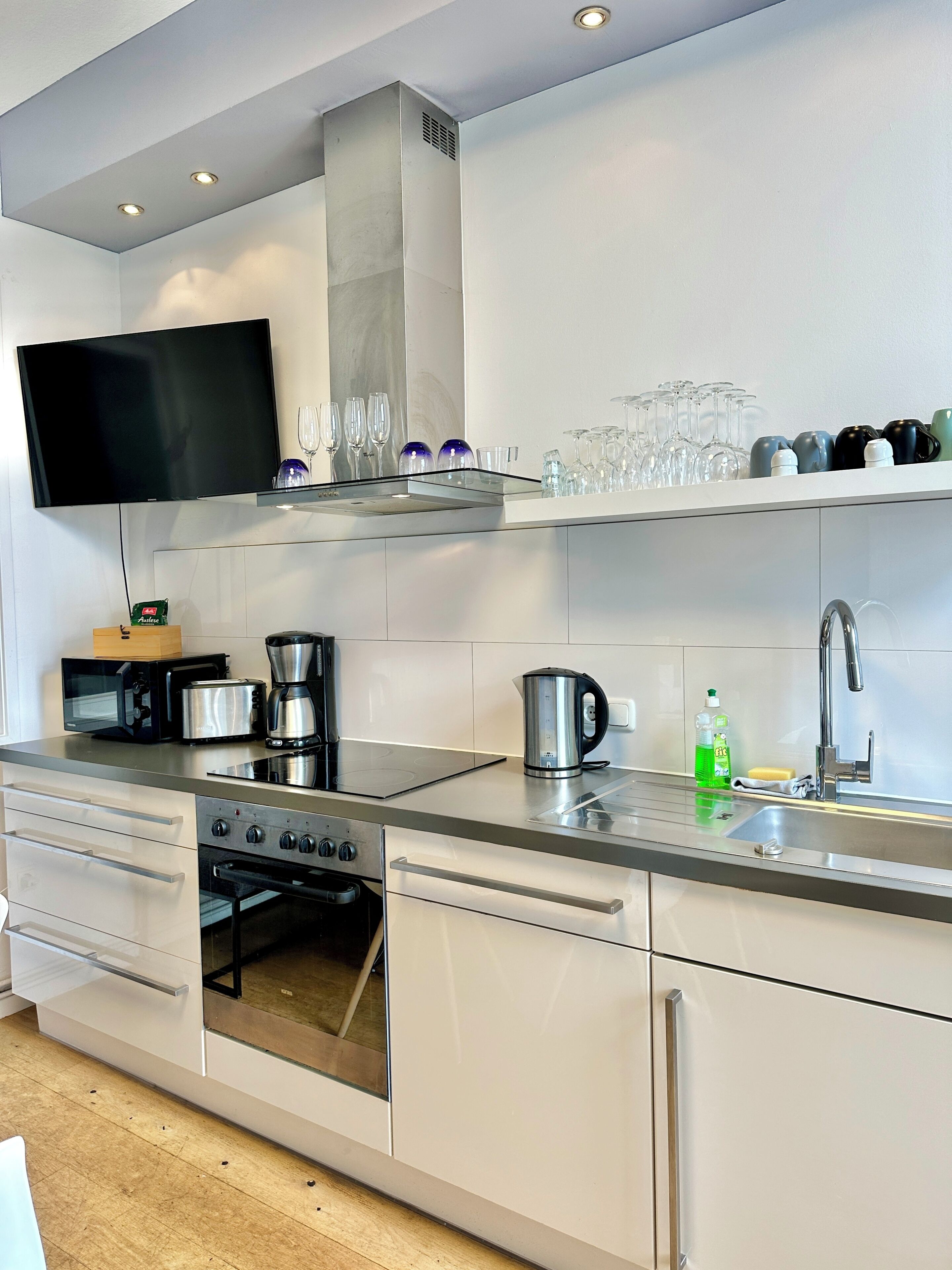 Wasserkocher mit Kaffee-/Teezubehör, Kühlschrank, Mikrowelle, Ofen