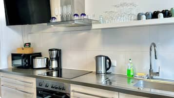 Wasserkocher mit Kaffee-/Teezubehör, Kühlschrank, Mikrowelle, Ofen