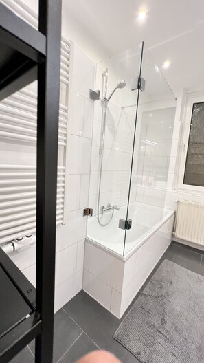 Douche, sèche-cheveux, serviettes fournies, savon