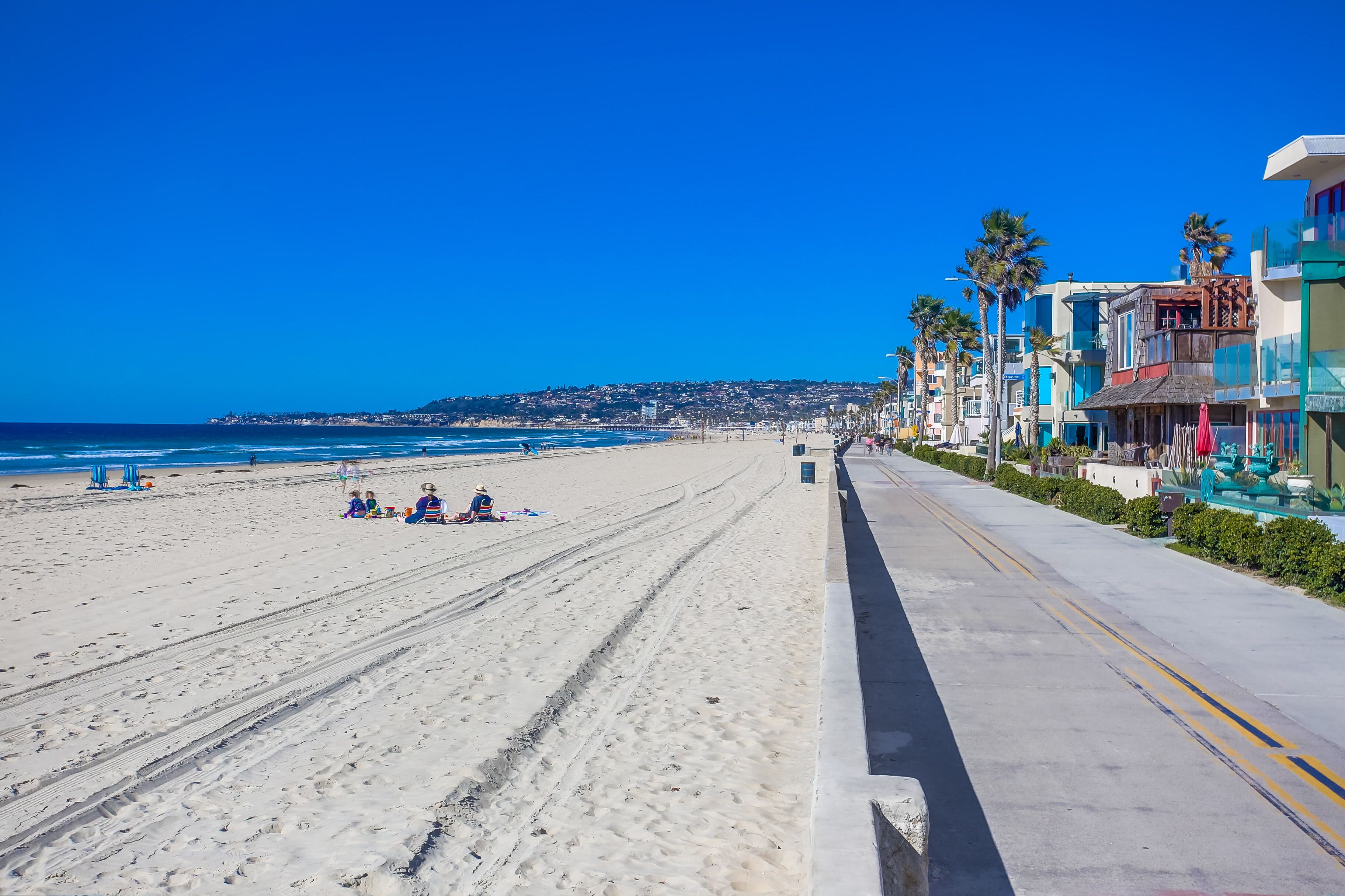 Beach nearby, sun-loungers, beach towels