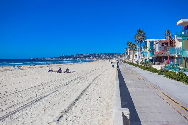Beach nearby, sun loungers, beach towels