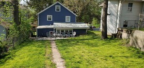 Outdoor dining - Great Location Great Value! 4 bedroom 2 full bath home in East Village (Davenport)