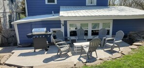 Outdoor dining - Great Location Great Value! 4 bedroom 2 full bath home in East Village (Davenport)