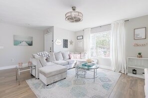 Smart TV - Cozy & Modern 2BR Home • near Downtown Phoenix (Phoenix)