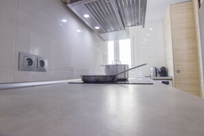 Kjøleskap, mikrobølgeovn og kjøkkenutstyr