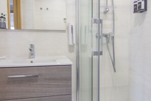 Shower, hair dryer - Modern 95m2 apartment in Triana by RentalSevilla (Sevilla)